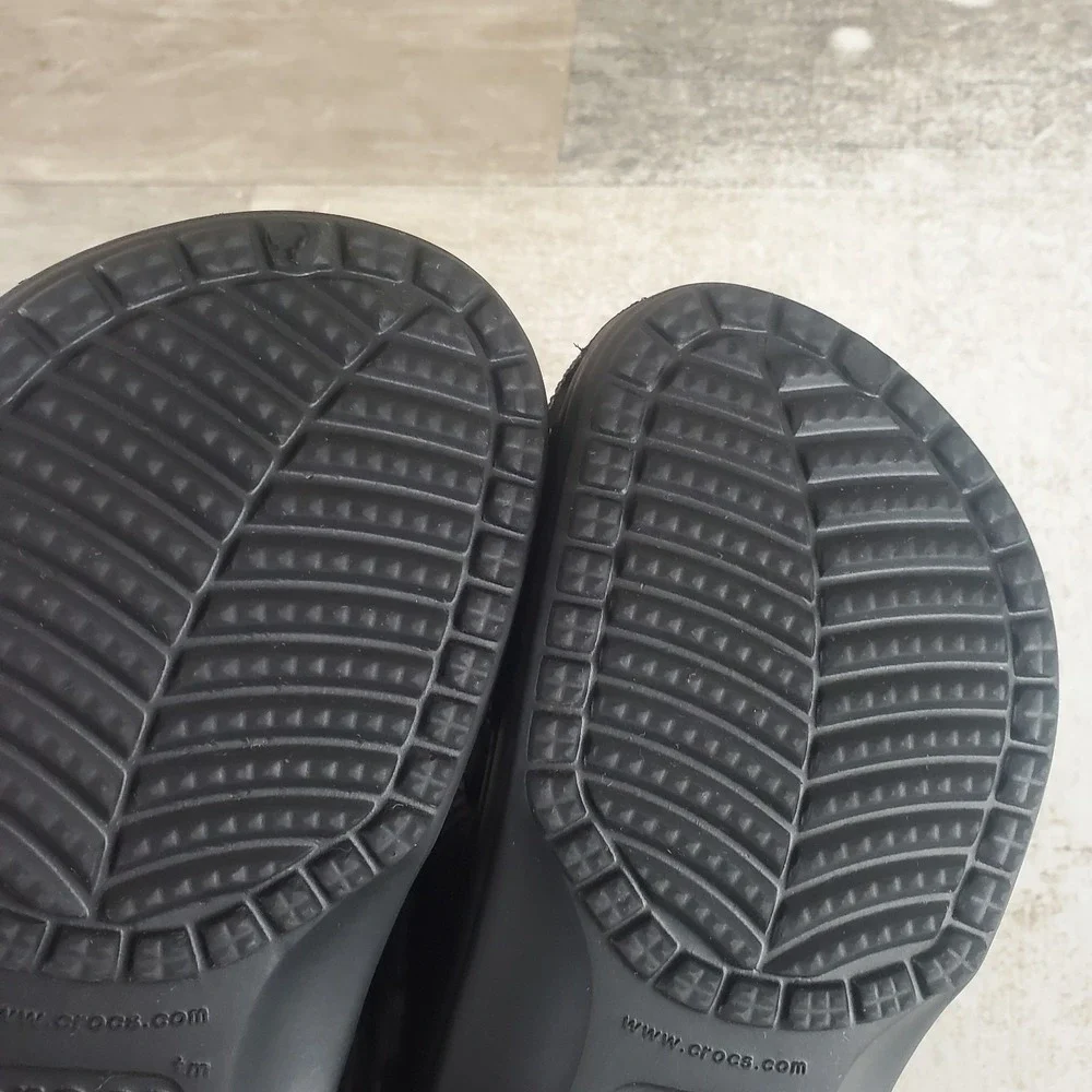 CROCS worn 2x
